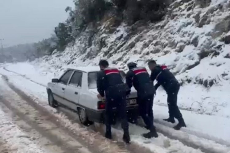 Mersin'de yolda kalanların yardımına karayolları ile jandarma ekipleri yetişti