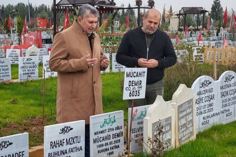 Depremin ilk g&uuml;n&uuml;nden beri kayıp eşi ve oğlunu arıyor