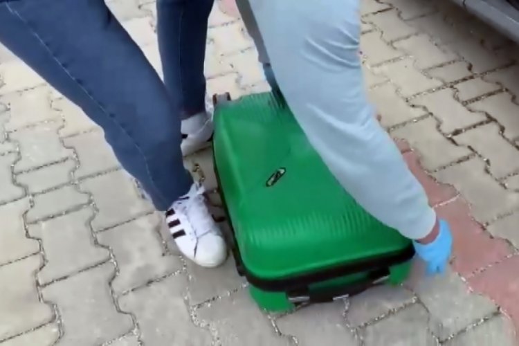 Adana'da aracında 5 kilo esrarla yakalanan ş&uuml;pheli tutuklandı