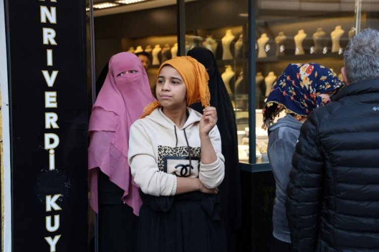 Adana'da kuyumcu kadın hırsızları işyerine kilitleyip yakalattı