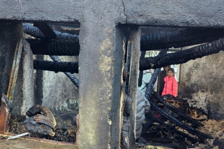 Hakkari'de meydana gelen yangında 6 kişilik Ertun&ccedil; ailesi, son anda kurtuldu