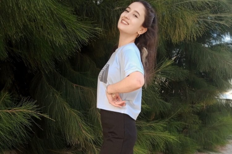 6 Şubat'ta 3 g&uuml;n enkaz altında kalan B&uuml;şra, tedavisinin ardından Kahramanmaraş'a d&ouml;nd&uuml;