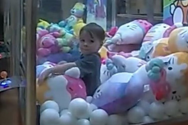 Oyuncak makinesinde mahsur kalan &ccedil;ocuğu polisler kurtardı