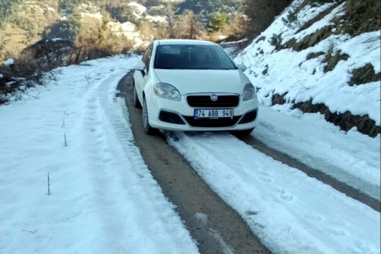 Bartın'da bir k&ouml;y&uuml;n yarısında yaz, yarısında kış yaşanıyor