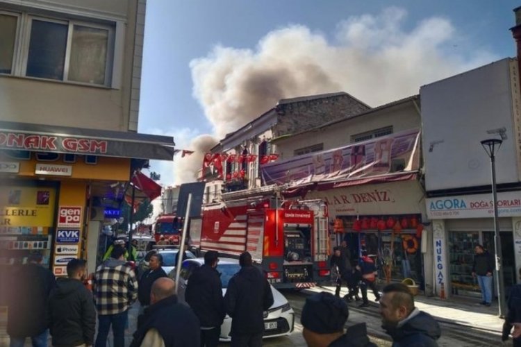 İzmir'de sabah saatlerinde başlayan yangın hala devam ediyor
