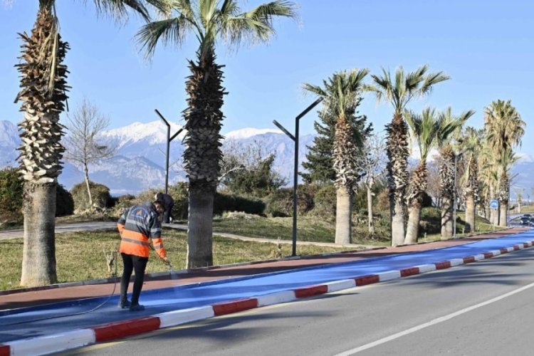 Antalya'da bisiklet yolu boyanıyor
