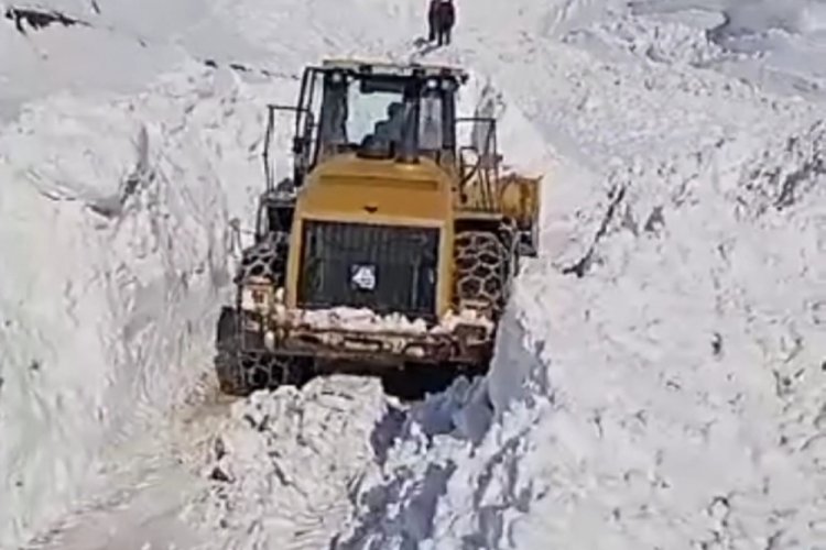 Van'da yola d&uuml;şen &ccedil;ığlar temizleniyor