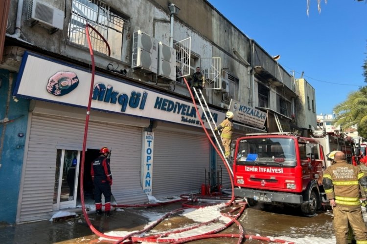 İzmir Kemeraltı &Ccedil;arşısı'nda &ccedil;ıkan yangın kontrol altına alındı
