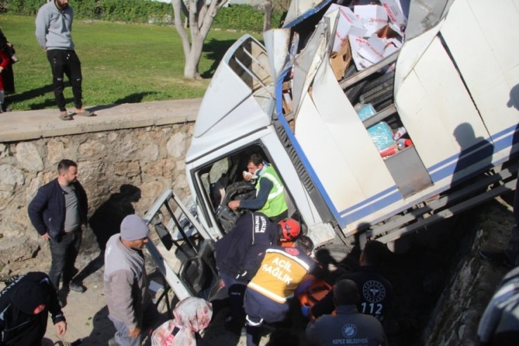 Antalya'da kanalda asılı kalan kamyonette can pazarı!