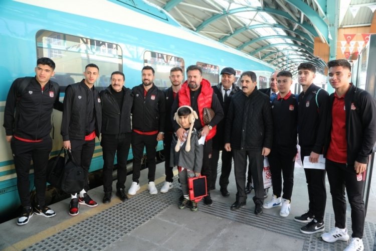 Sivasspor kafilesi hızlı trenle Ankara'ya ulaştı