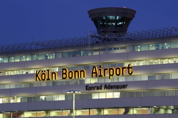 Berlin ve K&ouml;ln'de havalimanları grev nedeniyle boş kaldı