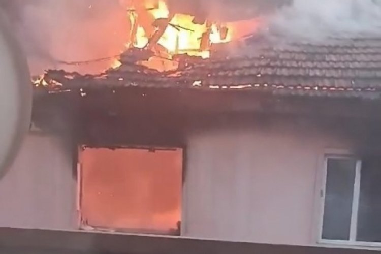 Bursa'da 2 katlı binada korkutan yangın!