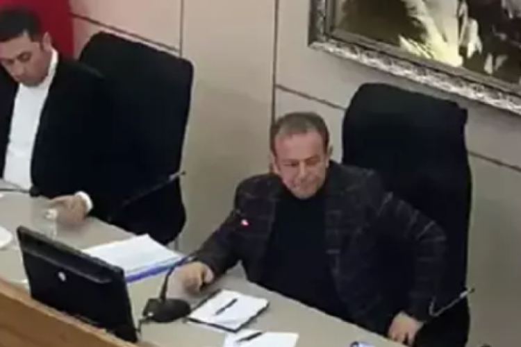 Tanju &Ouml;zcan, meclis &uuml;yesini salondan &ccedil;ıkarmayan zabıta m&uuml;d&uuml;r&uuml;n&uuml; g&ouml;revden aldı