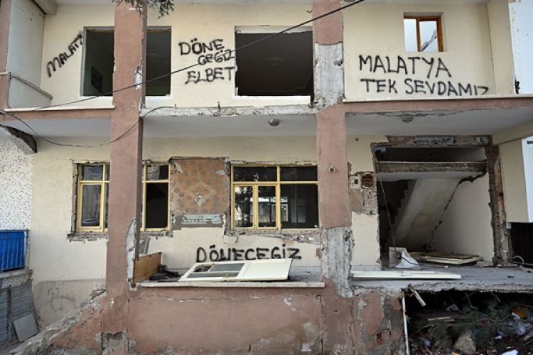Malatyalı depremzedeler umutlarını duvarlara yazdı