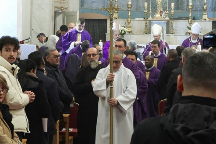 İstanbul'da Santa Maria İtalyan Kilisesi'nde kefaret ayini