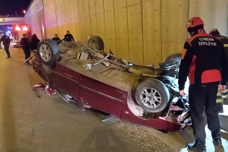 &Ccedil;orum'da kontrolden &ccedil;ıkan otomobil karşı şeritteki araca &ccedil;arpıp takla attı!