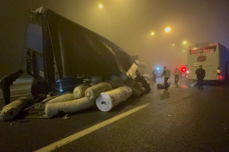 Kuzey Marmara Otoyolu'nda yolcu otob&uuml;s&uuml; TIR'a &ccedil;arptı! Yaralılar var