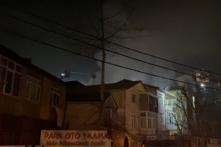 İstanbul'da 3 katlı binanın &ccedil;atısı alev aldı