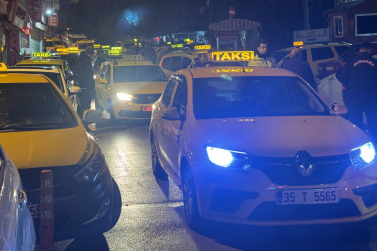 İzmir'de taksiciler &ouml;ld&uuml;r&uuml;len meslektaşları i&ccedil;in konvoy oluşturdu
