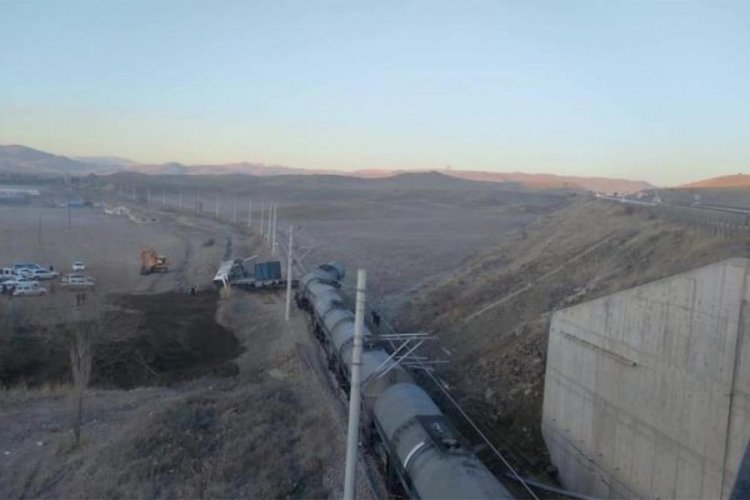 Kırıkkale'de y&uuml;k treni raydan &ccedil;ıktı