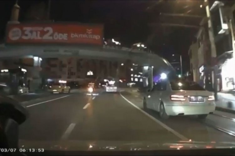 Bursa'da ticari taksi, aniden manevra yapan motosikletli kuryeye &ccedil;arptı!