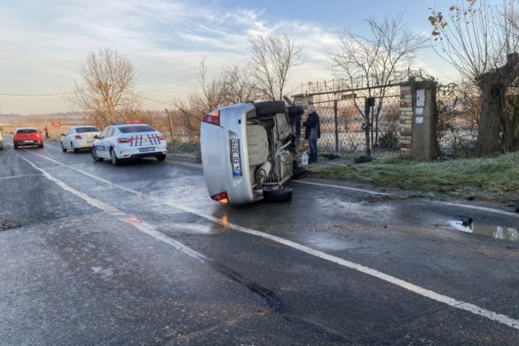İstanbul B&uuml;y&uuml;k&ccedil;ekmece'de buzlanan yolda ara&ccedil; yan yattı