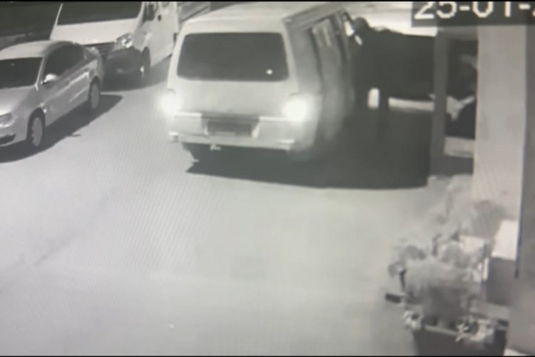 Bursa'da hırsızlık zanlıları yakalanmamak i&ccedil;in aracın &ouml;n panjurunu değiştirmiş