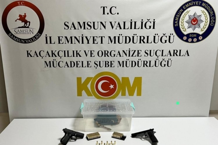 Samsun'da polis g&uuml;mr&uuml;k ka&ccedil;ağı boğa yılanı ve silah ele ge&ccedil;irdi