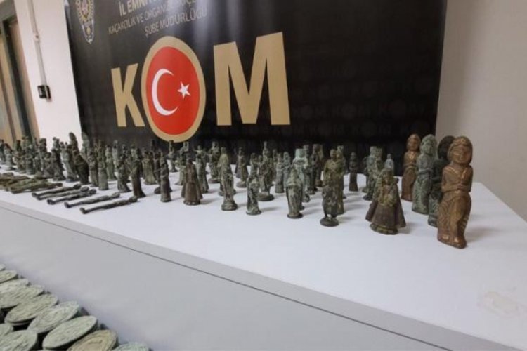 Elazığ'da 2 bin 900 sikke ile 131 heykelcik ele ge&ccedil;irildi