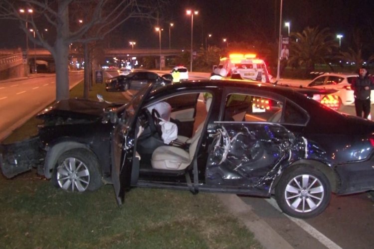 İstanbul'da sahil yolunda iki otomobil &ccedil;arpıştı: 4 yaralı