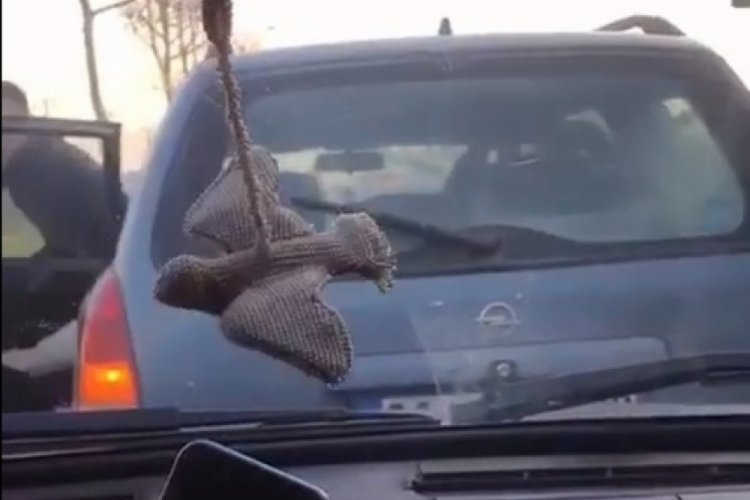 D&uuml;zce'de&nbsp;tartıştığı s&uuml;r&uuml;c&uuml;n&uuml;n aracının &ouml;n&uuml;ne ge&ccedil;ip ani fren yapınca kazaya neden oldu