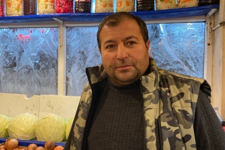 Kars'ta işyerlerinin camları buz tuttu, ara&ccedil;lar brandayla korundu