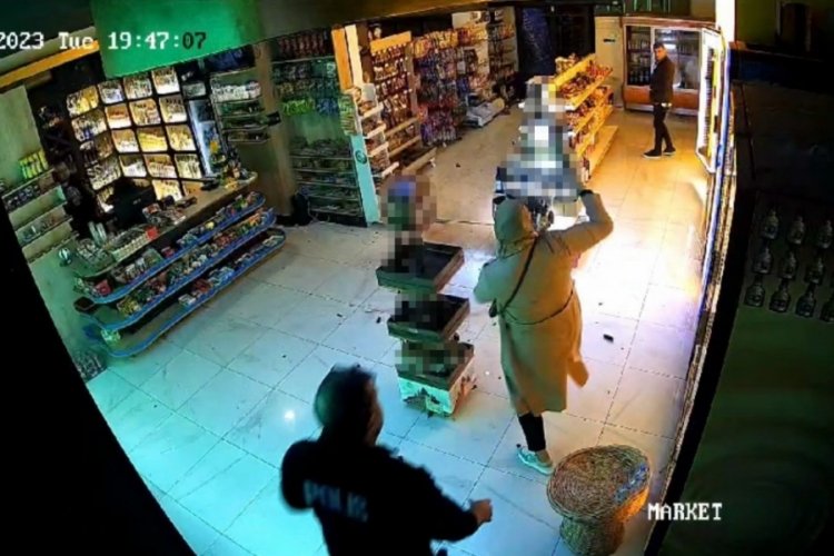 Sakarya'da kadın d&uuml;kkanı birbirine kattı, polis sakinleştirmekte zorlandı