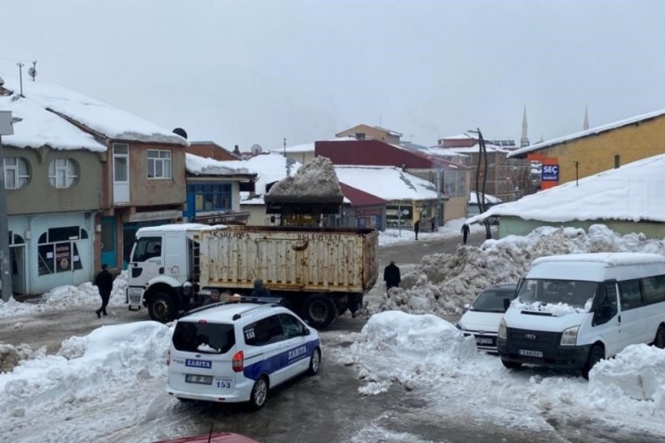 Bing&ouml;l'de il&ccedil;e dışına şu ana kadar bin kamyon kar taşındı