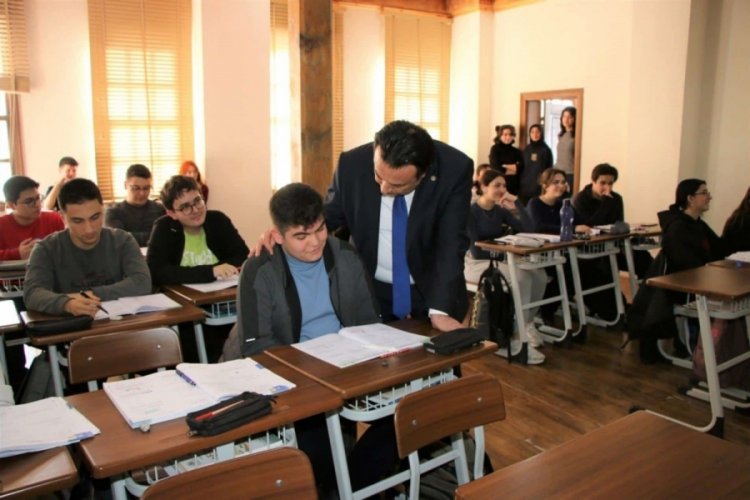 Kayseri'de lise &ouml;ğrencileri 1871 yılında yaptırılan okulda YKS'ye hazırlanıyor