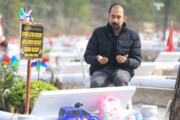 Depremde ailesini kaybeden baba ailesinin mezarına 1 yıldır hediyeler g&ouml;t&uuml;r&uuml;yor