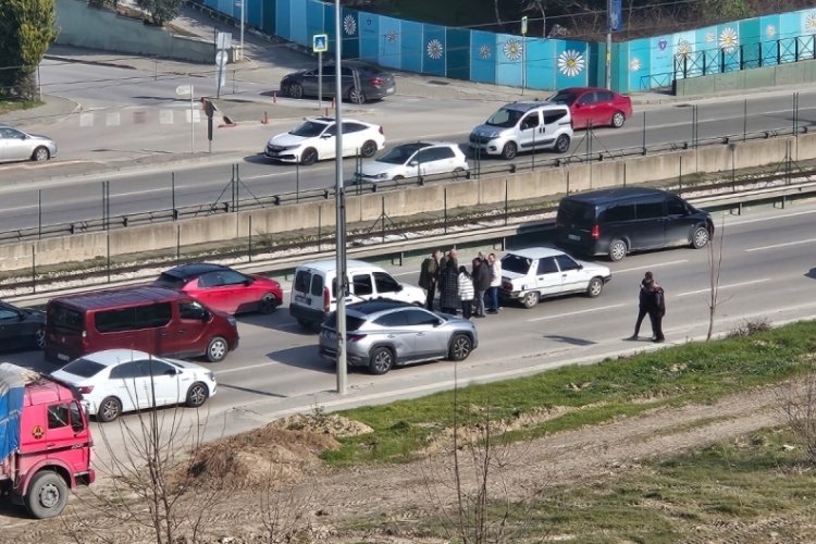 Bursa'da kaza! 3 ara&ccedil; birbirine girdi