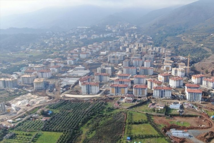Deprem konutlarının hak sahiplerine teslimi yarın başlıyor