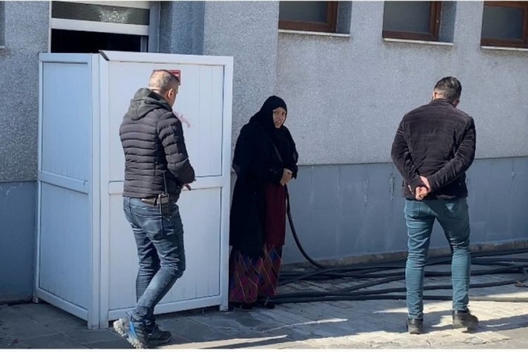 Elazığ'da zabıtayı g&ouml;ren dilenci, kadınlar tuvaletine saklandı