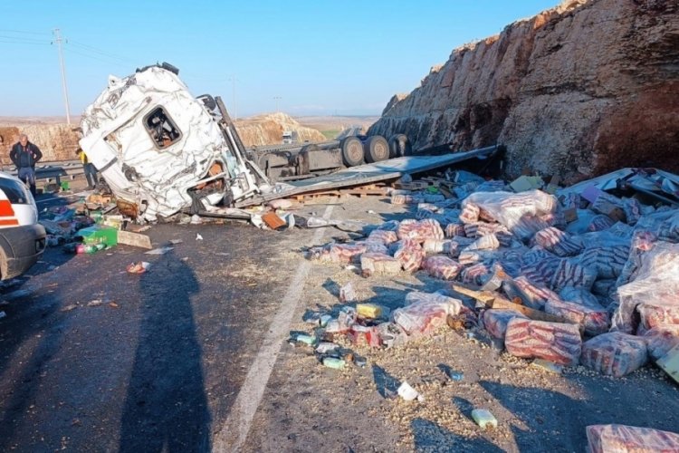 Şanlıurfa'da sıkışan tır s&uuml;r&uuml;c&uuml;s&uuml;n&uuml; itfaiye &ccedil;ıkarttı