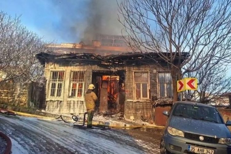 İstanbul'da tek katlı ahşap ev yandı