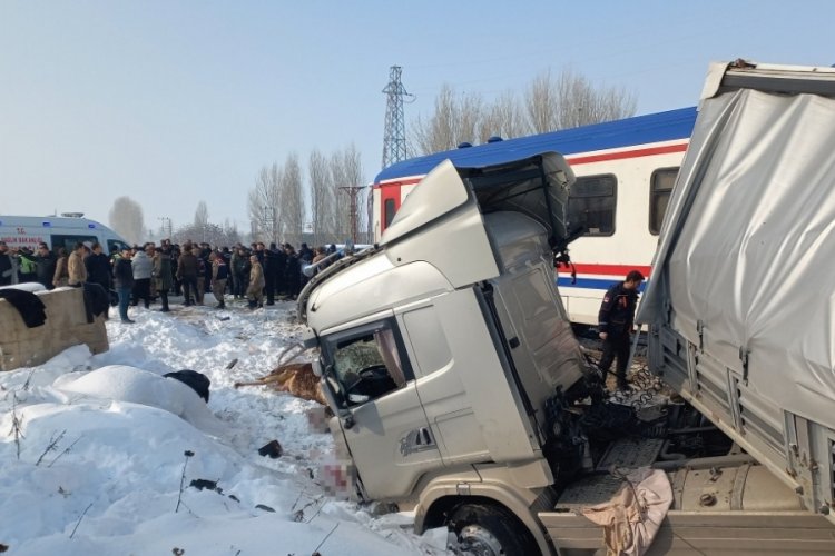 Muş'ta hayvan y&uuml;kl&uuml; tıra tren &ccedil;arptı! &Ouml;l&uuml; ve yaralılar var