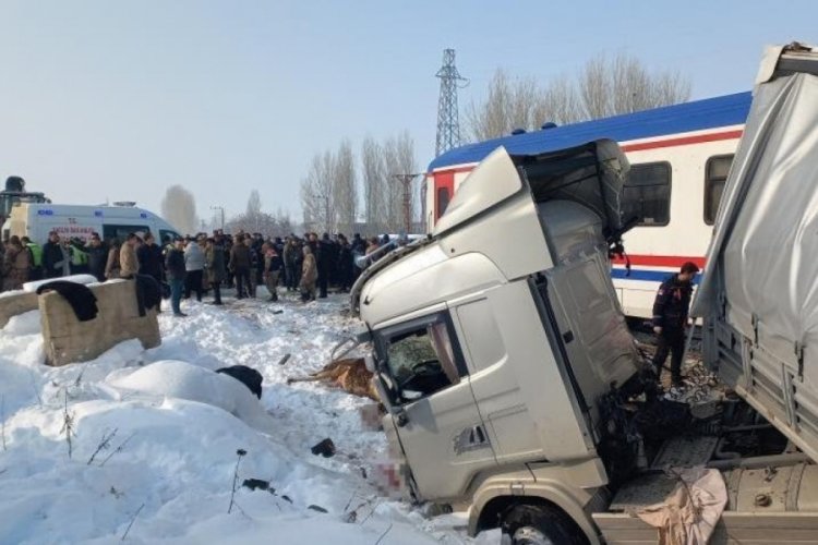 Muş'ta hayvan y&uuml;kl&uuml; TIR'a tren &ccedil;arptı