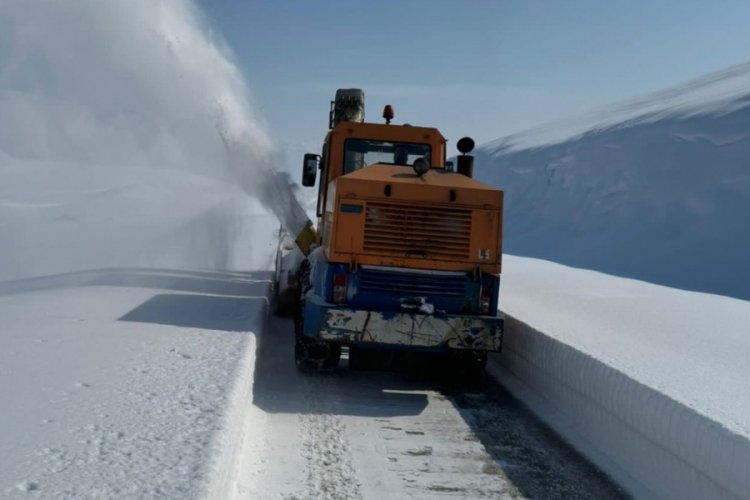 Hakkari'de kardan kapanan 80 k&ouml;y yolu ulaşıma a&ccedil;ıldı