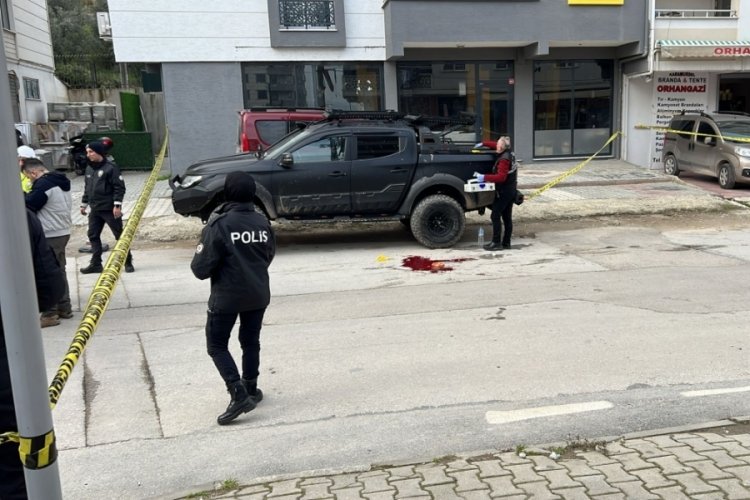 Bursa'da bir adam aracından indiği anda ayağından t&uuml;fekle vuruldu!