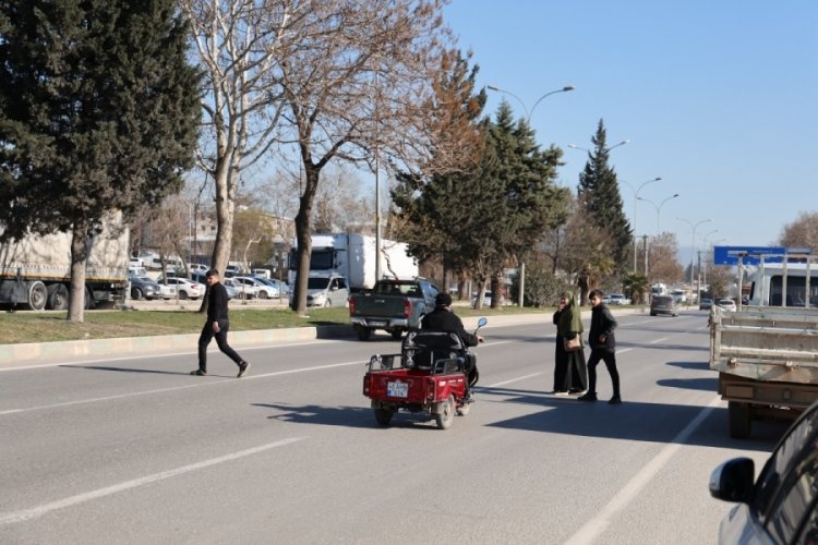 Kahramanmaraş'ta karayolu &ouml;l&uuml;m sa&ccedil;ıyor yayalar yolun karşısına zor ge&ccedil;iyor
