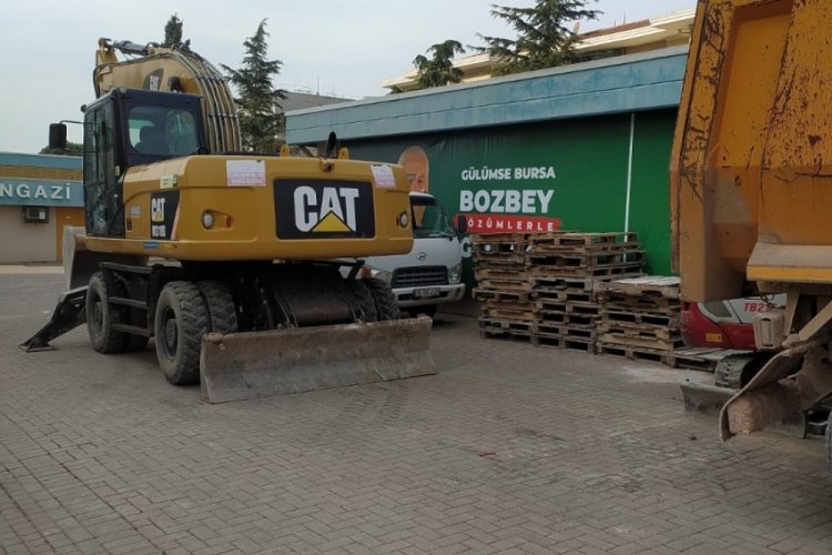 Bursa'da Mustafa Bozbey'in afişlerine &ccedil;irkin engelleme