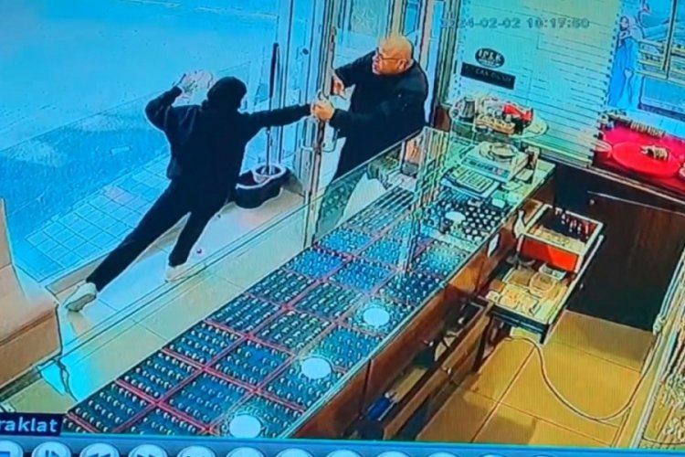 İstanbul'da kuyumcuyu soymaya &ccedil;alışan acemi &ccedil;ifti komşu esnaf engelledi