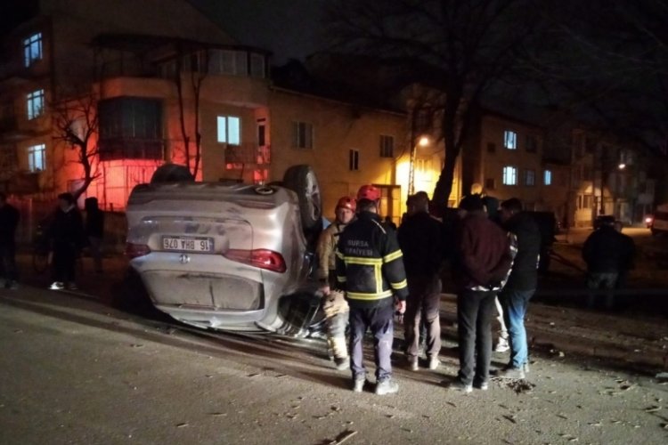 Bursa'da direksiyon başında fenalaşan s&uuml;r&uuml;c&uuml;, otomobiliyle direğe &ccedil;arpıp takla attı