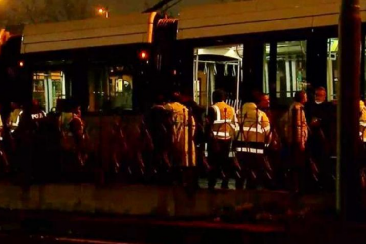 İstanbul'da iki tramvay &ccedil;arpıştı!